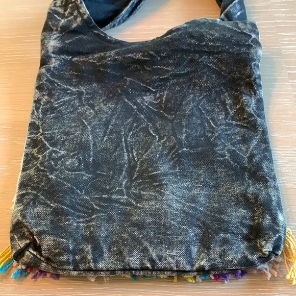 Boho Owl Crossbody bag, 2 zipper sections, long crossbody strap, fringe - Picture 4 of 7